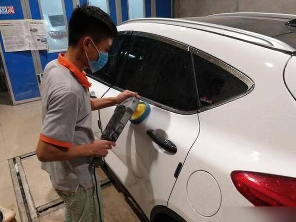 在汽车美容店进行洗车服务时,"抛光"是一个常被提及的保养